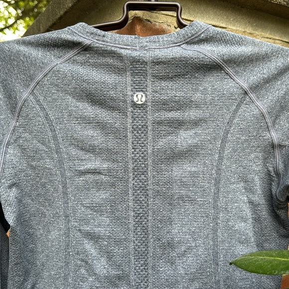 Lululemon Swiftly Tech Long-Sleeve Shirt Gray with Thumb Keyhole - Size 8 - Picture 9 of 14